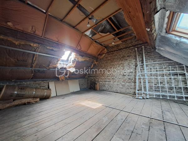 Laurent Jacquet vous propose à la vente cette maison à rénover, située dans un quartier calme d'Abbeville, à proximité de l'autoroute A16, implantée sur un terrain d'environ 950 m². Elle se compose :

Au rez-de-chaussée :
- une entrée ouvrant sur un séjour d'environ 15 m² ;
- une cuisine d'environ 12 m² ;
- une cour couverte d'environ 16 m² donnant accès à une salle de douches avec WC ;
- un dégagement avec rangement permettant l'accès au jardin.

Aux  étages :
- une chambre d'environ 15 m² ;
- un grenier au dessus d'environ 8 m² (hauteur sous plafond de 1,80 m) soit 17m² au sol, offrant un potentiel d'aménagement selon vos besoins.

À l'extérieur :
Vous profiterez d'un chemin privé menant à un verger avec de nombreux arbres fruitiers ainsi que de plusieurs abris de jardin à conforter.

Cette maison est chauffée par des radiateurs, dispose en partie de menuiseries en PVC et est raccordée au tout-à-l'égout.