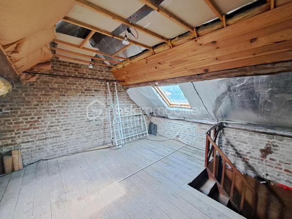 Laurent Jacquet vous propose à la vente cette maison à rénover, située dans un quartier calme d'Abbeville, à proximité de l'autoroute A16, implantée sur un terrain d'environ 950 m². Elle se compose :

Au rez-de-chaussée :
- une entrée ouvrant sur un séjour d'environ 15 m² ;
- une cuisine d'environ 12 m² ;
- une cour couverte d'environ 16 m² donnant accès à une salle de douches avec WC ;
- un dégagement avec rangement permettant l'accès au jardin.

Aux  étages :
- une chambre d'environ 15 m² ;
- un grenier au dessus d'environ 8 m² (hauteur sous plafond de 1,80 m) soit 17m² au sol, offrant un potentiel d'aménagement selon vos besoins.

À l'extérieur :
Vous profiterez d'un chemin privé menant à un verger avec de nombreux arbres fruitiers ainsi que de plusieurs abris de jardin à conforter.

Cette maison est chauffée par des radiateurs, dispose en partie de menuiseries en PVC et est raccordée au tout-à-l'égout.