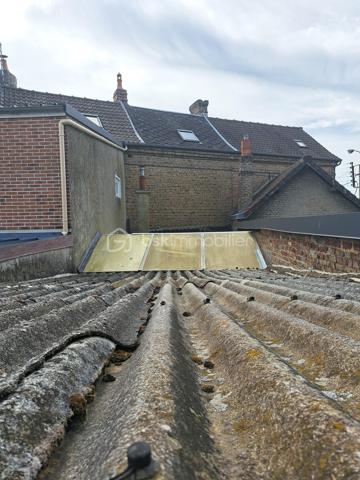 Laurent Jacquet vous propose à la vente cette maison à rénover, située dans un quartier calme d'Abbeville, à proximité de l'autoroute A16, implantée sur un terrain d'environ 950 m². Elle se compose :

Au rez-de-chaussée :
- une entrée ouvrant sur un séjour d'environ 15 m² ;
- une cuisine d'environ 12 m² ;
- une cour couverte d'environ 16 m² donnant accès à une salle de douches avec WC ;
- un dégagement avec rangement permettant l'accès au jardin.

Aux  étages :
- une chambre d'environ 15 m² ;
- un grenier au dessus d'environ 8 m² (hauteur sous plafond de 1,80 m) soit 17m² au sol, offrant un potentiel d'aménagement selon vos besoins.

À l'extérieur :
Vous profiterez d'un chemin privé menant à un verger avec de nombreux arbres fruitiers ainsi que de plusieurs abris de jardin à conforter.

Cette maison est chauffée par des radiateurs, dispose en partie de menuiseries en PVC et est raccordée au tout-à-l'égout.
