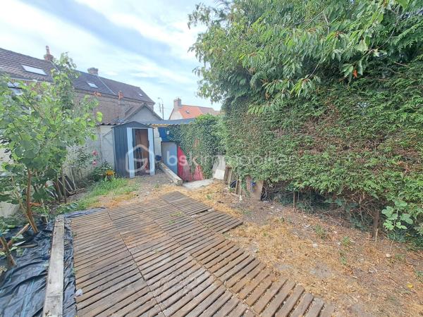 Laurent Jacquet vous propose à la vente cette maison à rénover, située dans un quartier calme d'Abbeville, à proximité de l'autoroute A16, implantée sur un terrain d'environ 950 m². Elle se compose :

Au rez-de-chaussée :
- une entrée ouvrant sur un séjour d'environ 15 m² ;
- une cuisine d'environ 12 m² ;
- une cour couverte d'environ 16 m² donnant accès à une salle de douches avec WC ;
- un dégagement avec rangement permettant l'accès au jardin.

Aux  étages :
- une chambre d'environ 15 m² ;
- un grenier au dessus d'environ 8 m² (hauteur sous plafond de 1,80 m) soit 17m² au sol, offrant un potentiel d'aménagement selon vos besoins.

À l'extérieur :
Vous profiterez d'un chemin privé menant à un verger avec de nombreux arbres fruitiers ainsi que de plusieurs abris de jardin à conforter.

Cette maison est chauffée par des radiateurs, dispose en partie de menuiseries en PVC et est raccordée au tout-à-l'égout.