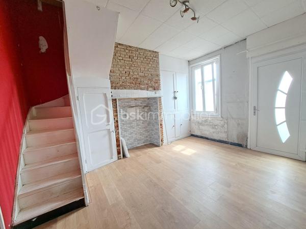 Laurent Jacquet vous propose à la vente cette maison à rénover, située dans un quartier calme d'Abbeville, à proximité de l'autoroute A16, implantée sur un terrain d'environ 950 m². Elle se compose :

Au rez-de-chaussée :
- une entrée ouvrant sur un séjour d'environ 15 m² ;
- une cuisine d'environ 12 m² ;
- une cour couverte d'environ 16 m² donnant accès à une salle de douches avec WC ;
- un dégagement avec rangement permettant l'accès au jardin.

Aux  étages :
- une chambre d'environ 15 m² ;
- un grenier au dessus d'environ 8 m² (hauteur sous plafond de 1,80 m) soit 17m² au sol, offrant un potentiel d'aménagement selon vos besoins.

À l'extérieur :
Vous profiterez d'un chemin privé menant à un verger avec de nombreux arbres fruitiers ainsi que de plusieurs abris de jardin à conforter.

Cette maison est chauffée par des radiateurs, dispose en partie de menuiseries en PVC et est raccordée au tout-à-l'égout.