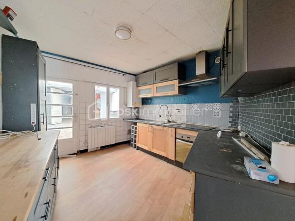 Laurent Jacquet vous propose à la vente cette maison à rénover, située dans un quartier calme d'Abbeville, à proximité de l'autoroute A16, implantée sur un terrain d'environ 950 m². Elle se compose :

Au rez-de-chaussée :
- une entrée ouvrant sur un séjour d'environ 15 m² ;
- une cuisine d'environ 12 m² ;
- une cour couverte d'environ 16 m² donnant accès à une salle de douches avec WC ;
- un dégagement avec rangement permettant l'accès au jardin.

Aux  étages :
- une chambre d'environ 15 m² ;
- un grenier au dessus d'environ 8 m² (hauteur sous plafond de 1,80 m) soit 17m² au sol, offrant un potentiel d'aménagement selon vos besoins.

À l'extérieur :
Vous profiterez d'un chemin privé menant à un verger avec de nombreux arbres fruitiers ainsi que de plusieurs abris de jardin à conforter.

Cette maison est chauffée par des radiateurs, dispose en partie de menuiseries en PVC et est raccordée au tout-à-l'égout.