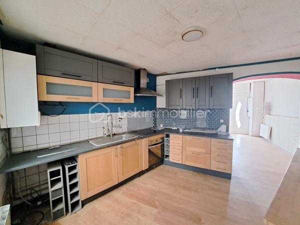 Laurent Jacquet vous propose à la vente cette maison à rénover, située dans un quartier calme d'Abbeville, à proximité de l'autoroute A16, implantée sur un terrain d'environ 950 m². Elle se compose :

Au rez-de-chaussée :
- une entrée ouvrant sur un séjour d'environ 15 m² ;
- une cuisine d'environ 12 m² ;
- une cour couverte d'environ 16 m² donnant accès à une salle de douches avec WC ;
- un dégagement avec rangement permettant l'accès au jardin.

Aux  étages :
- une chambre d'environ 15 m² ;
- un grenier au dessus d'environ 8 m² (hauteur sous plafond de 1,80 m) soit 17m² au sol, offrant un potentiel d'aménagement selon vos besoins.

À l'extérieur :
Vous profiterez d'un chemin privé menant à un verger avec de nombreux arbres fruitiers ainsi que de plusieurs abris de jardin à conforter.

Cette maison est chauffée par des radiateurs, dispose en partie de menuiseries en PVC et est raccordée au tout-à-l'égout.