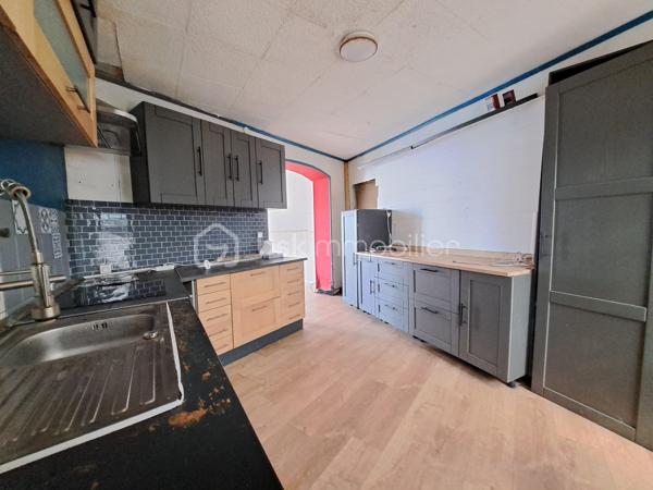 Laurent Jacquet vous propose à la vente cette maison à rénover, située dans un quartier calme d'Abbeville, à proximité de l'autoroute A16, implantée sur un terrain d'environ 950 m². Elle se compose :

Au rez-de-chaussée :
- une entrée ouvrant sur un séjour d'environ 15 m² ;
- une cuisine d'environ 12 m² ;
- une cour couverte d'environ 16 m² donnant accès à une salle de douches avec WC ;
- un dégagement avec rangement permettant l'accès au jardin.

Aux  étages :
- une chambre d'environ 15 m² ;
- un grenier au dessus d'environ 8 m² (hauteur sous plafond de 1,80 m) soit 17m² au sol, offrant un potentiel d'aménagement selon vos besoins.

À l'extérieur :
Vous profiterez d'un chemin privé menant à un verger avec de nombreux arbres fruitiers ainsi que de plusieurs abris de jardin à conforter.

Cette maison est chauffée par des radiateurs, dispose en partie de menuiseries en PVC et est raccordée au tout-à-l'égout.