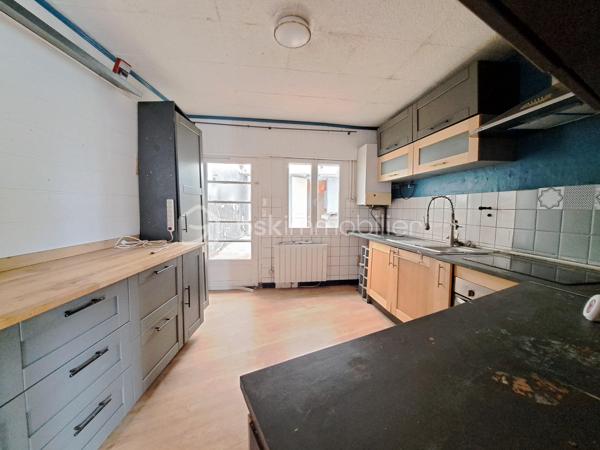 Laurent Jacquet vous propose à la vente cette maison à rénover, située dans un quartier calme d'Abbeville, à proximité de l'autoroute A16, implantée sur un terrain d'environ 950 m². Elle se compose :

Au rez-de-chaussée :
- une entrée ouvrant sur un séjour d'environ 15 m² ;
- une cuisine d'environ 12 m² ;
- une cour couverte d'environ 16 m² donnant accès à une salle de douches avec WC ;
- un dégagement avec rangement permettant l'accès au jardin.

Aux  étages :
- une chambre d'environ 15 m² ;
- un grenier au dessus d'environ 8 m² (hauteur sous plafond de 1,80 m) soit 17m² au sol, offrant un potentiel d'aménagement selon vos besoins.

À l'extérieur :
Vous profiterez d'un chemin privé menant à un verger avec de nombreux arbres fruitiers ainsi que de plusieurs abris de jardin à conforter.

Cette maison est chauffée par des radiateurs, dispose en partie de menuiseries en PVC et est raccordée au tout-à-l'égout.