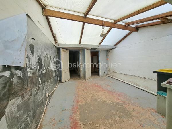 Laurent Jacquet vous propose à la vente cette maison à rénover, située dans un quartier calme d'Abbeville, à proximité de l'autoroute A16, implantée sur un terrain d'environ 950 m². Elle se compose :

Au rez-de-chaussée :
- une entrée ouvrant sur un séjour d'environ 15 m² ;
- une cuisine d'environ 12 m² ;
- une cour couverte d'environ 16 m² donnant accès à une salle de douches avec WC ;
- un dégagement avec rangement permettant l'accès au jardin.

Aux  étages :
- une chambre d'environ 15 m² ;
- un grenier au dessus d'environ 8 m² (hauteur sous plafond de 1,80 m) soit 17m² au sol, offrant un potentiel d'aménagement selon vos besoins.

À l'extérieur :
Vous profiterez d'un chemin privé menant à un verger avec de nombreux arbres fruitiers ainsi que de plusieurs abris de jardin à conforter.

Cette maison est chauffée par des radiateurs, dispose en partie de menuiseries en PVC et est raccordée au tout-à-l'égout.
