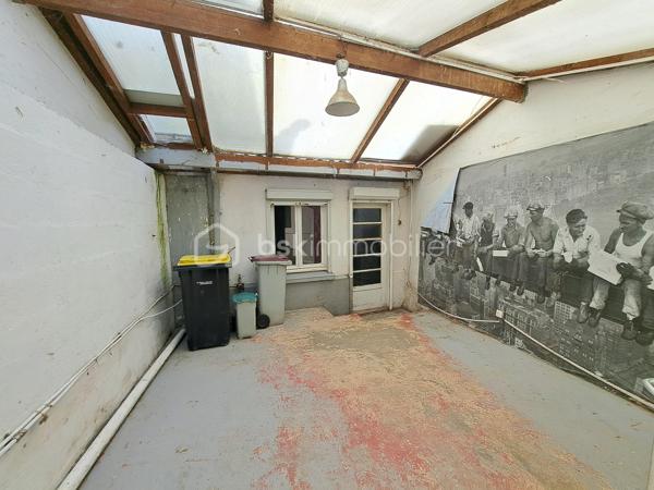 Laurent Jacquet vous propose à la vente cette maison à rénover, située dans un quartier calme d'Abbeville, à proximité de l'autoroute A16, implantée sur un terrain d'environ 950 m². Elle se compose :

Au rez-de-chaussée :
- une entrée ouvrant sur un séjour d'environ 15 m² ;
- une cuisine d'environ 12 m² ;
- une cour couverte d'environ 16 m² donnant accès à une salle de douches avec WC ;
- un dégagement avec rangement permettant l'accès au jardin.

Aux  étages :
- une chambre d'environ 15 m² ;
- un grenier au dessus d'environ 8 m² (hauteur sous plafond de 1,80 m) soit 17m² au sol, offrant un potentiel d'aménagement selon vos besoins.

À l'extérieur :
Vous profiterez d'un chemin privé menant à un verger avec de nombreux arbres fruitiers ainsi que de plusieurs abris de jardin à conforter.

Cette maison est chauffée par des radiateurs, dispose en partie de menuiseries en PVC et est raccordée au tout-à-l'égout.