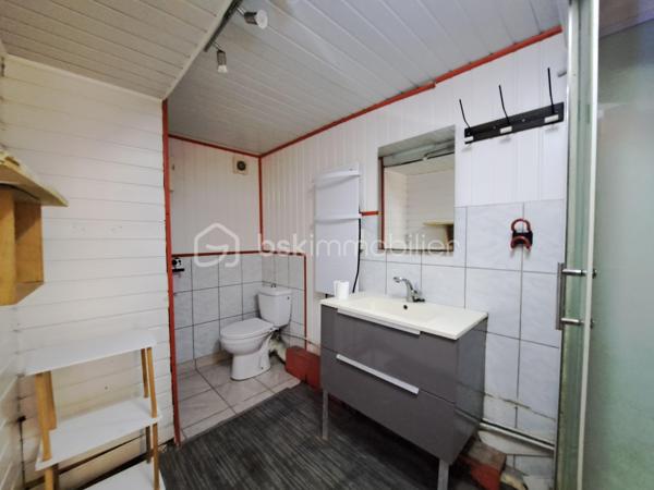 Laurent Jacquet vous propose à la vente cette maison à rénover, située dans un quartier calme d'Abbeville, à proximité de l'autoroute A16, implantée sur un terrain d'environ 950 m². Elle se compose :

Au rez-de-chaussée :
- une entrée ouvrant sur un séjour d'environ 15 m² ;
- une cuisine d'environ 12 m² ;
- une cour couverte d'environ 16 m² donnant accès à une salle de douches avec WC ;
- un dégagement avec rangement permettant l'accès au jardin.

Aux  étages :
- une chambre d'environ 15 m² ;
- un grenier au dessus d'environ 8 m² (hauteur sous plafond de 1,80 m) soit 17m² au sol, offrant un potentiel d'aménagement selon vos besoins.

À l'extérieur :
Vous profiterez d'un chemin privé menant à un verger avec de nombreux arbres fruitiers ainsi que de plusieurs abris de jardin à conforter.

Cette maison est chauffée par des radiateurs, dispose en partie de menuiseries en PVC et est raccordée au tout-à-l'égout.