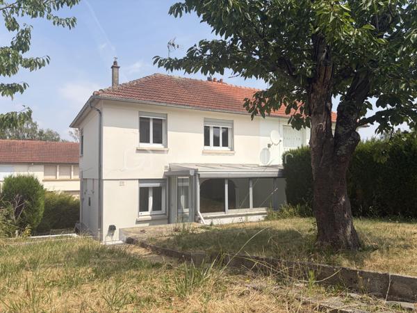 Un emplacement d'exception dans l'une des communes les plus prisées de l'agglomération Saint-Quentinoise !

Nichée au cœur de Harly, commune particulièrement recherchée pour sa qualité de vie et ses nombreuses commodités, cette charmante maison semi-mitoyenne de 93 m² habitables saura séduire les familles en quête de confort et de praticité.
Vous bénéficierez d'un environnement privilégié avec, à quelques minutes à pied, pharmacie, centre commercial Leclerc, écoles maternelle et primaire, collège, ainsi que le célèbre Parc d'Isle, véritable écrin de nature idéal pour les promenades et les loisirs.

Dès l'entrée, vous découvrirez une agréable pièce de vie d'environ 28 m², composée d'un salon chaleureux avec cheminée ouvert sur une cuisine conviviale, offrant un espace parfaitement adapté aux moments de partage en famille ou entre amis.
Prolongeant cet espace, une véranda, équipée de menuiseries aluminium, apporte une véritable pièce de vie supplémentaire qui peut faire office de salle à manger, baignée de lumière tout au long de l'année et offrant une agréable ouverture sur le jardin.
Le rez-de-chaussée dispose également d'une salle d'eau et de toilettes.

A l'étage, l'espace nuit se compose de 4 chambres, dont une disposant de son toilette privatif, un véritable confort au quotidien.

À l'extérieur, vous profiterez d'un beau jardin, idéal pour les repas en terrasse et les jeux des enfants.

Côté prestations, la maison est équipée de menuiseries PVC double vitrage, d'un garage avec porte motorisée ainsi que d'une cave, idéale pour le stockage, le bricolage ou l'aménagement d'un espace complémentaire.

Les ATOUTS :

✔ Commune très recherchée
✔ 93 m² habitables
✔ Terrain de 262 m²
✔ Salon avec cuisine ouverte de 28 m²
✔ Véranda chauffée avec menuiseries aluminium
✔ Salle d'eau au rez-de-chaussée
✔ 4 chambres, dont une avec WC privatif
✔ Garage avec porte motorisée
✔ Cave
✔ Menuiseries PVC double vitrage
✔ DPE : E – GES : D


COUP DE COEUR :

Une maison LUMINEUSE, fonctionnelle et parfaitement située, offrant un cadre de vie recherché où tout est réuni pour faciliter le quotidien. Son emplacement privilégié, ses volumes bien pensés et ses prestations en font une opportunité rare sur le secteur d'Harly.

Une visite s'impose ! CONTACTEZ-MOI dès maintenant pour découvrir tout le potentiel de cette belle maison familiale.