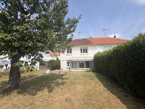 Un emplacement d'exception dans l'une des communes les plus prisées de l'agglomération Saint-Quentinoise !

Nichée au cœur de Harly, commune particulièrement recherchée pour sa qualité de vie et ses nombreuses commodités, cette charmante maison semi-mitoyenne de 93 m² habitables saura séduire les familles en quête de confort et de praticité.
Vous bénéficierez d'un environnement privilégié avec, à quelques minutes à pied, pharmacie, centre commercial Leclerc, écoles maternelle et primaire, collège, ainsi que le célèbre Parc d'Isle, véritable écrin de nature idéal pour les promenades et les loisirs.

Dès l'entrée, vous découvrirez une agréable pièce de vie d'environ 28 m², composée d'un salon chaleureux avec cheminée ouvert sur une cuisine conviviale, offrant un espace parfaitement adapté aux moments de partage en famille ou entre amis.
Prolongeant cet espace, une véranda, équipée de menuiseries aluminium, apporte une véritable pièce de vie supplémentaire qui peut faire office de salle à manger, baignée de lumière tout au long de l'année et offrant une agréable ouverture sur le jardin.
Le rez-de-chaussée dispose également d'une salle d'eau et de toilettes.

A l'étage, l'espace nuit se compose de 4 chambres, dont une disposant de son toilette privatif, un véritable confort au quotidien.

À l'extérieur, vous profiterez d'un beau jardin, idéal pour les repas en terrasse et les jeux des enfants.

Côté prestations, la maison est équipée de menuiseries PVC double vitrage, d'un garage avec porte motorisée ainsi que d'une cave, idéale pour le stockage, le bricolage ou l'aménagement d'un espace complémentaire.

Les ATOUTS :

✔ Commune très recherchée
✔ 93 m² habitables
✔ Terrain de 262 m²
✔ Salon avec cuisine ouverte de 28 m²
✔ Véranda chauffée avec menuiseries aluminium
✔ Salle d'eau au rez-de-chaussée
✔ 4 chambres, dont une avec WC privatif
✔ Garage avec porte motorisée
✔ Cave
✔ Menuiseries PVC double vitrage
✔ DPE : E – GES : D


COUP DE COEUR :

Une maison LUMINEUSE, fonctionnelle et parfaitement située, offrant un cadre de vie recherché où tout est réuni pour faciliter le quotidien. Son emplacement privilégié, ses volumes bien pensés et ses prestations en font une opportunité rare sur le secteur d'Harly.

Une visite s'impose ! CONTACTEZ-MOI dès maintenant pour découvrir tout le potentiel de cette belle maison familiale.