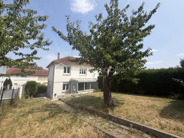 Un emplacement d'exception dans l'une des communes les plus prisées de l'agglomération Saint-Quentinoise !

Nichée au cœur de Harly, commune particulièrement recherchée pour sa qualité de vie et ses nombreuses commodités, cette charmante maison semi-mitoyenne de 93 m² habitables saura séduire les familles en quête de confort et de praticité.
Vous bénéficierez d'un environnement privilégié avec, à quelques minutes à pied, pharmacie, centre commercial Leclerc, écoles maternelle et primaire, collège, ainsi que le célèbre Parc d'Isle, véritable écrin de nature idéal pour les promenades et les loisirs.

Dès l'entrée, vous découvrirez une agréable pièce de vie d'environ 28 m², composée d'un salon chaleureux avec cheminée ouvert sur une cuisine conviviale, offrant un espace parfaitement adapté aux moments de partage en famille ou entre amis.
Prolongeant cet espace, une véranda, équipée de menuiseries aluminium, apporte une véritable pièce de vie supplémentaire qui peut faire office de salle à manger, baignée de lumière tout au long de l'année et offrant une agréable ouverture sur le jardin.
Le rez-de-chaussée dispose également d'une salle d'eau et de toilettes.

A l'étage, l'espace nuit se compose de 4 chambres, dont une disposant de son toilette privatif, un véritable confort au quotidien.

À l'extérieur, vous profiterez d'un beau jardin, idéal pour les repas en terrasse et les jeux des enfants.

Côté prestations, la maison est équipée de menuiseries PVC double vitrage, d'un garage avec porte motorisée ainsi que d'une cave, idéale pour le stockage, le bricolage ou l'aménagement d'un espace complémentaire.

Les ATOUTS :

✔ Commune très recherchée
✔ 93 m² habitables
✔ Terrain de 262 m²
✔ Salon avec cuisine ouverte de 28 m²
✔ Véranda chauffée avec menuiseries aluminium
✔ Salle d'eau au rez-de-chaussée
✔ 4 chambres, dont une avec WC privatif
✔ Garage avec porte motorisée
✔ Cave
✔ Menuiseries PVC double vitrage
✔ DPE : E – GES : D


COUP DE COEUR :

Une maison LUMINEUSE, fonctionnelle et parfaitement située, offrant un cadre de vie recherché où tout est réuni pour faciliter le quotidien. Son emplacement privilégié, ses volumes bien pensés et ses prestations en font une opportunité rare sur le secteur d'Harly.

Une visite s'impose ! CONTACTEZ-MOI dès maintenant pour découvrir tout le potentiel de cette belle maison familiale.