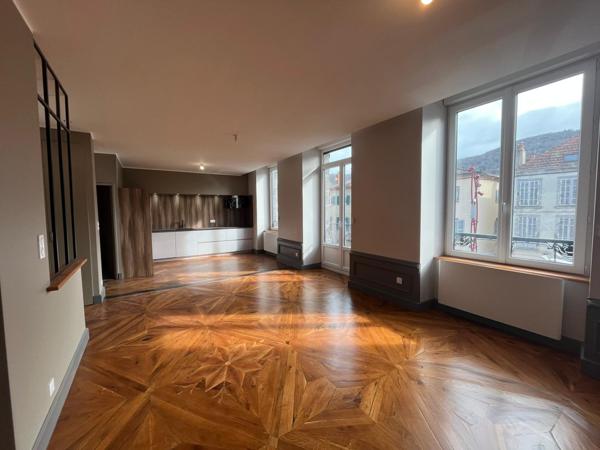 Massiac (15500) Appartement T3 rénové avec prestations haut de gamme – Centre de Massiac