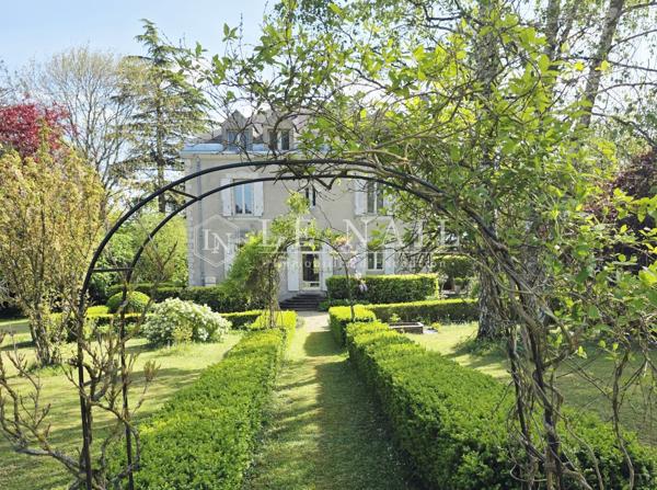 Maison bourgeoise fin XIXe siècle sur parc arboré, aux portes du Perche sarthois