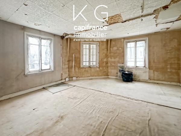 Deauville, bel immeuble d'angle de caractère, typique Deauvillais, entre place Morny et la plage, à rénover