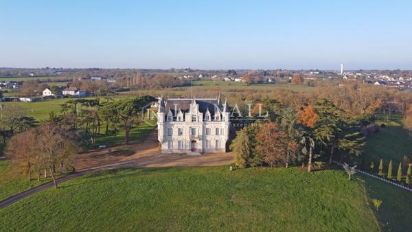 Beau château 19e en bordure de Loire à 25 minutes d'Angers