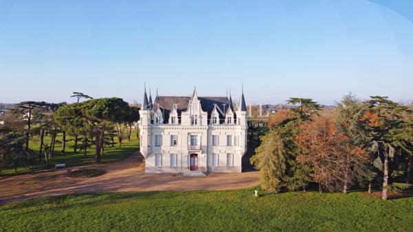 Beau château 19e en bordure de Loire à 25 minutes d'Angers