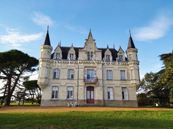 Beau château 19e en bordure de Loire à 25 minutes d'Angers
