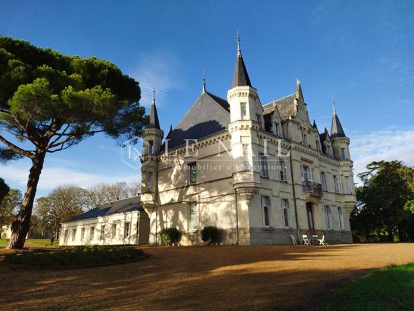 Beau château 19e en bordure de Loire à 25 minutes d'Angers