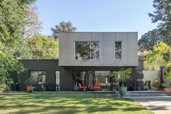 Maison d’architecte en impasse privée avec parc boisé sans v