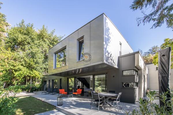 Maison d’architecte en impasse privée avec parc boisé sans v