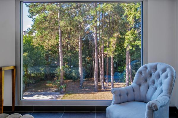 Maison d’architecte en impasse privée avec parc boisé sans v