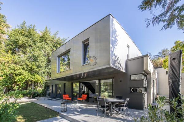 Maison d’architecte en impasse privée avec parc boisé sans v