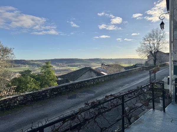 Lauzerte (82110) Lauzerte. Maison en pierre au village avec jardin belle vues