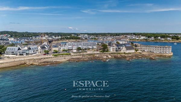 Face à la mer, au centre-ville de Concarneau - grand 2 pièces avec terrasse, parking et cave