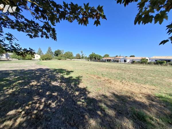 Beau terrain à bâtir - viabilisé - sur la commune de les GONDS de 2925 m² - commerces à pied