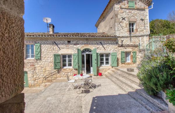 Maison en pierres avec piscine et gîte sur 2,8 Ha