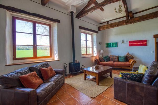 Maison en pierres avec piscine et gîte sur 2,8 Ha