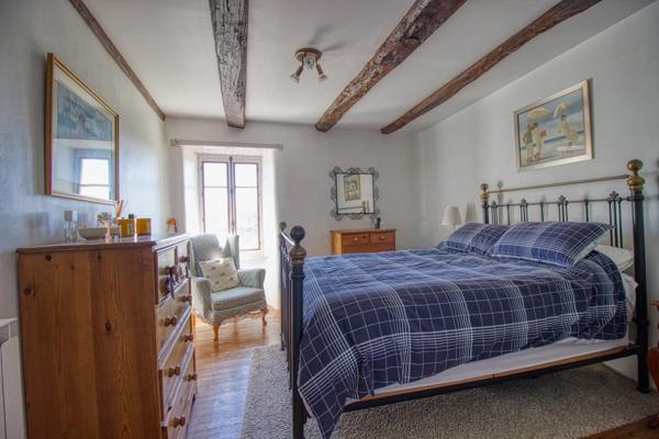 Maison en pierres avec piscine et gîte sur 2,8 Ha