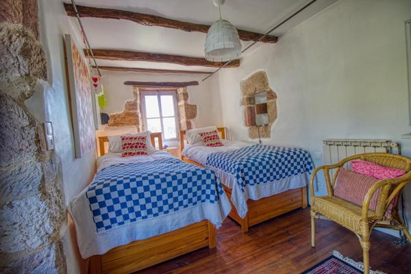 Maison en pierres avec piscine et gîte sur 2,8 Ha