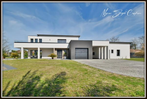 Propriété d'exception à vendre 8 pièces SOUSTONS (40) Villa de 290 m2 Annexe indépendante proche du lac