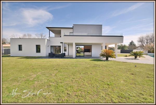 Propriété d'exception à vendre 8 pièces SOUSTONS (40) Villa de 290 m2 Annexe indépendante proche du lac