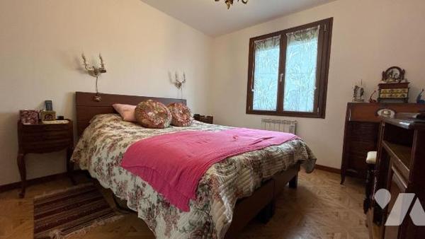 A vendre - Châlons-en-Champagne - Maison de plain-pied sur sous-sol complet avec piscine

Rar...