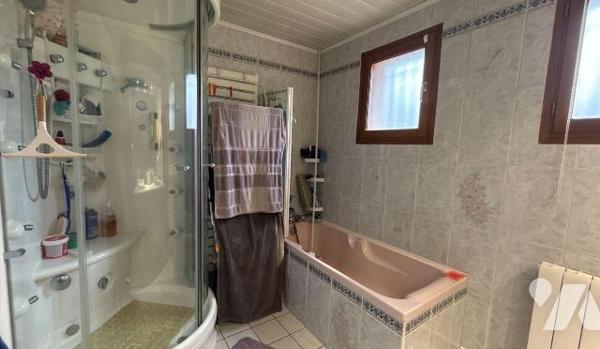 A vendre - Châlons-en-Champagne - Maison de plain-pied sur sous-sol complet avec piscine

Rar...