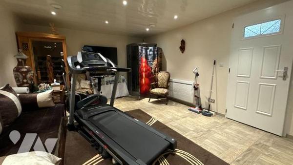 A vendre - Châlons-en-Champagne - Maison de plain-pied sur sous-sol complet avec piscine

Rar...