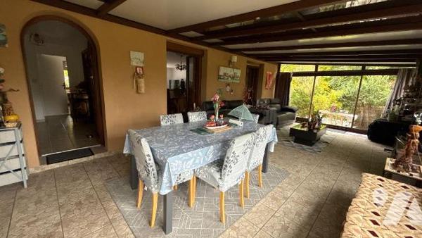 A vendre - Châlons-en-Champagne - Maison de plain-pied sur sous-sol complet avec piscine

Rar...