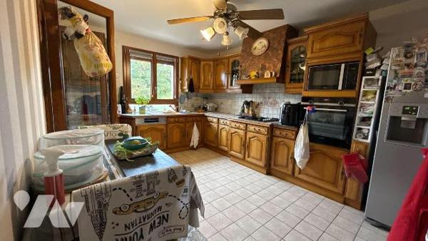 A vendre - Châlons-en-Champagne - Maison de plain-pied sur sous-sol complet avec piscine

Rar...