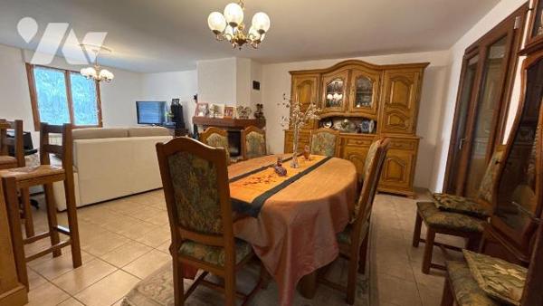 A vendre - Châlons-en-Champagne - Maison de plain-pied sur sous-sol complet avec piscine

Rar...