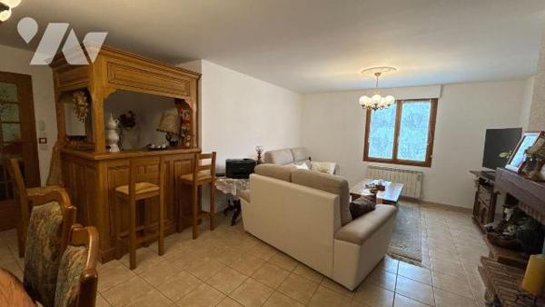 A vendre - Châlons-en-Champagne - Maison de plain-pied sur sous-sol complet avec piscine

Rar...