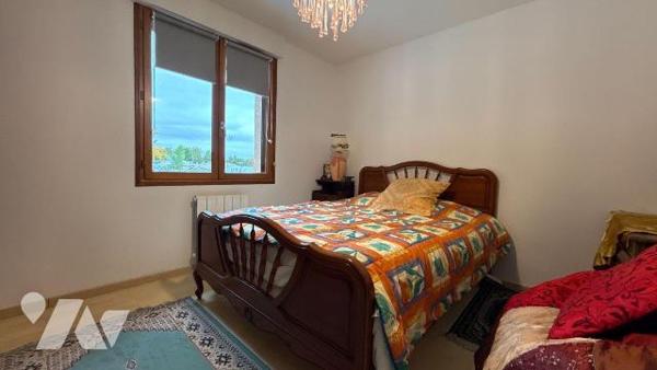 A vendre - Châlons-en-Champagne - Maison de plain-pied sur sous-sol complet avec piscine

Rar...