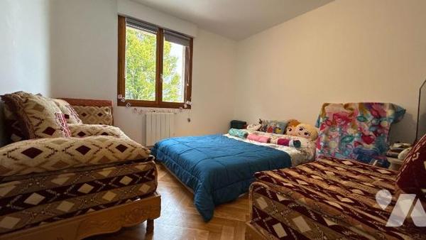 A vendre - Châlons-en-Champagne - Maison de plain-pied sur sous-sol complet avec piscine

Rar...