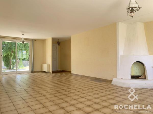 L'Houmeau maison 112m2 habitables, 3 chambres, un bureau, jardin, garage. Bien à remettre au goût du jour.