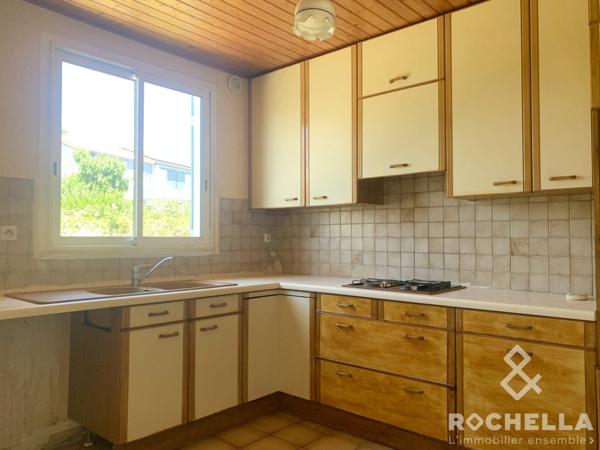 L'Houmeau maison 112m2 habitables, 3 chambres, un bureau, jardin, garage. Bien à remettre au goût du jour.