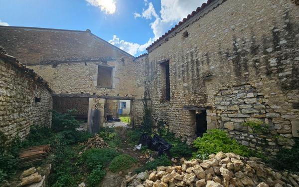 Maison à vendre    5 pièces •  Saint-Jean-d'Angély