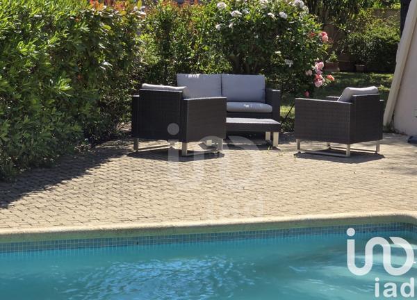 Maison traditionnelle 6 pièces de 177 m² à Manduel (30129)