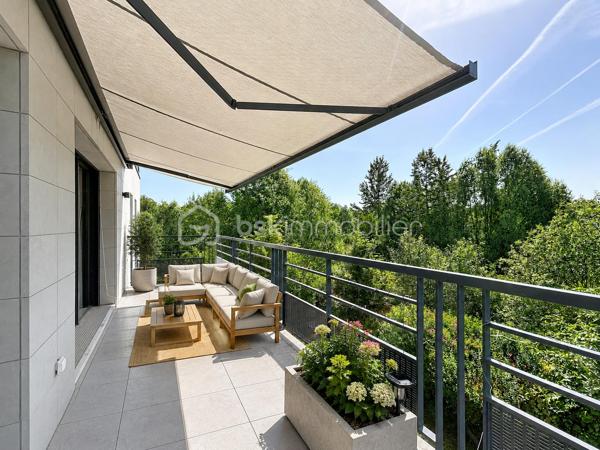Au sein d'un environnement privilégié au charme bucolique et verdoyant, découvrez cet appartement confortable, offrant un équilibre parfait entre sérénité et proximité des commerces.
Il se compose comme suit : une entrée munie de placards intégrés, une première chambre, un double séjour lumineux offrant un espace de vie confortable, avec un accès sur le balcon-terrasse qui bénéficie d'une vue dégagée sur la nature sans aucun vis à vis, une cuisine séparée avec une porte fenêtre communiquant également sur le balcon-terrasse, une seconde chambre agréable, et une salle de bain. Cette distribution harmonieuse et moderne offre un confort optimal et vous permettra un sentiment d'évasion et de sérénité pour une tranquillité au quotidien.
Deux places de parking privatives et deux caves complètent cette prestation de grande qualité.
Cette résidence parfaitement entretenue et sécurisée, dispose d'un accès PMR, d'un ascenseur et d'un interphone.
N'hésitez pas à me contacter pour découvrir cette opportunité aux prestations rares sur ce secteur.