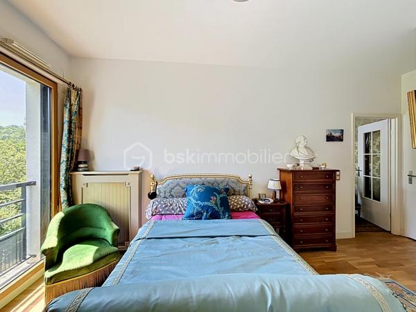 Au sein d'un environnement privilégié au charme bucolique et verdoyant, découvrez cet appartement confortable, offrant un équilibre parfait entre sérénité et proximité des commerces.
Il se compose comme suit : une entrée munie de placards intégrés, une première chambre, un double séjour lumineux offrant un espace de vie confortable, avec un accès sur le balcon-terrasse qui bénéficie d'une vue dégagée sur la nature sans aucun vis à vis, une cuisine séparée avec une porte fenêtre communiquant également sur le balcon-terrasse, une seconde chambre agréable, et une salle de bain. Cette distribution harmonieuse et moderne offre un confort optimal et vous permettra un sentiment d'évasion et de sérénité pour une tranquillité au quotidien.
Deux places de parking privatives et deux caves complètent cette prestation de grande qualité.
Cette résidence parfaitement entretenue et sécurisée, dispose d'un accès PMR, d'un ascenseur et d'un interphone.
N'hésitez pas à me contacter pour découvrir cette opportunité aux prestations rares sur ce secteur.
